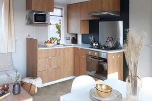 Wasserkocher mit Kaffee-/Teezubehör, Kühlschrank, Mikrowelle, Ofen