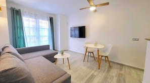 Living area - Sol Suites Apartments: Deluxe Apartment (Fuengirola)