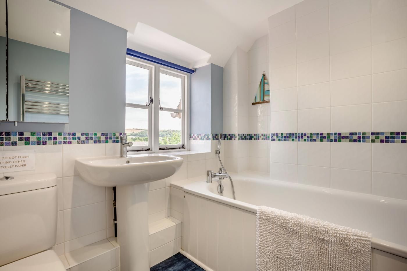 Ein Badezimmer mit Waschbecken, Toilette und Badewanne.