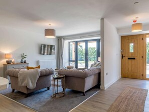 TV - 2 Bed in Usk- (oc-83993) (Kemeys Commander)