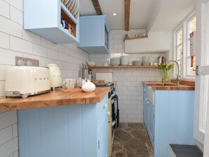 Oven, dishwasher, cookware/dishes/utensils - 2 Bed in Bridport (oc-dc166) (Burton Bradstock)