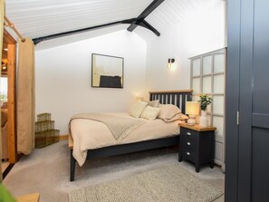 A bedroom with a bed, bedside table, lamp, and a framed picture on the wall. - 1 Bed in Spalding (oc-75073) (Surfleet)
