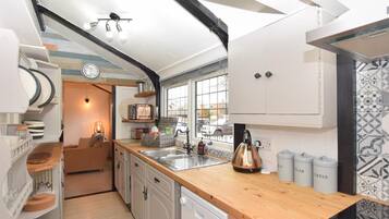 Oven, dishwasher, cookware/dishes/utensils