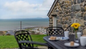A stone building with a view of the sea and mountains. - 3 Bed in Llwyngwril (oc-75025) (Llwyngwril)