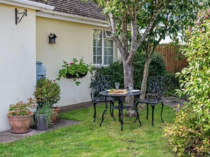 Outdoor dining - 1 Bed in Dorchester (oc-75157) (Winfrith Newburgh)