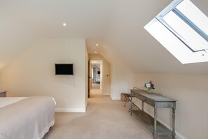 A bedroom with a skylight, a bed, a desk, and a television. - 3 Bed in Dorchester (oc-75244) (Sydling Saint Nicholas)