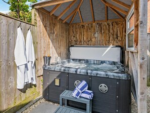 Outdoor spa tub - 2 Bed in Middlesbrough (oc-75226) (Great Ayton)