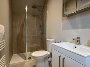Hair dryer, towels - Greenkeepers Cottage (Tobermory)