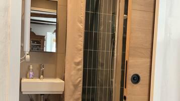 Douche, sèche-cheveux, serviettes fournies, savon