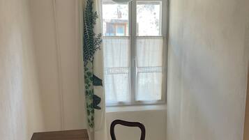 Tabla de planchar con plancha y ropa de cama