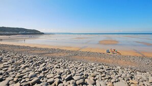 A beach with pebbles and a clear sky. - 3 Bed in Bideford (oc-75539) (Northam)