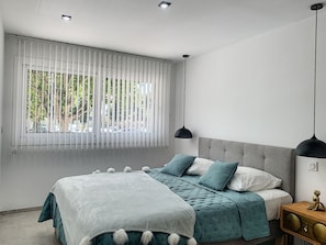Zimmersafe, Verdunkelungsvorhänge, Bügeleisen/Bügelbrett