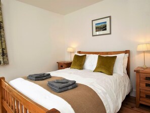 A neatly made bed with two pillows, a bedside lamp, and a picture on the wall. - 3 Bed in Folkestone (oc-75607) (Sandgate)