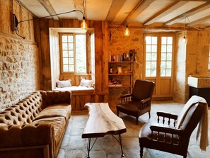 Living area - A Charming and Distinctive Setting at Domaine Faugeras - DABNB (Boisseuil)