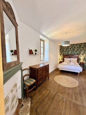 Iron/ironing board, Internet, bed sheets - A Charming and Distinctive Setting at Domaine Faugeras - DABNB (Boisseuil)