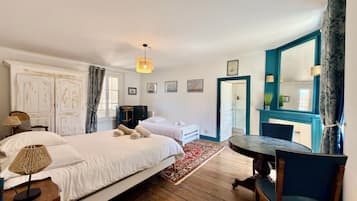 5 slaapkamers, een strijkplank/strijkijzer, internet, beddengoed