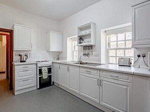 Microwave, oven, cookware/dishes/utensils - 1 Bed in Alness (oc-ca015) (Caplich)
