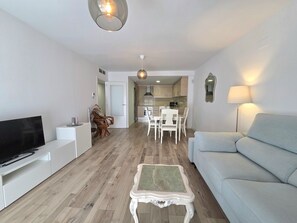 TV - Home, Holidays, Rentals: Eloise Costa, Barcelona. (Pineda de Mar)