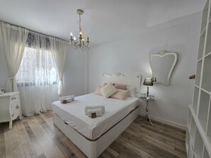 1 bedroom, iron/ironing board, free WiFi - Home, Holidays, Rentals: Eloise Costa, Barcelona. (Pineda de Mar)