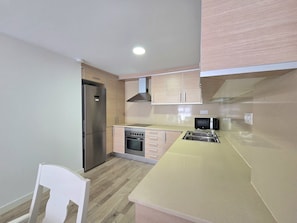 Coffee/tea maker, fridge, microwave, oven - Home, Holidays, Rentals: Eloise Costa, Barcelona. (Pineda de Mar)