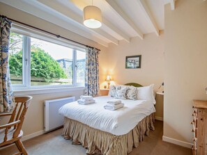 3 bedrooms, travel crib, WiFi (free), bed sheets