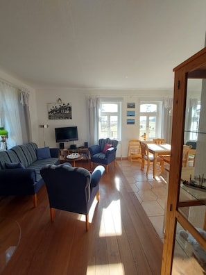 TV, DVD player - Apartment 'Lotsen B-9' with Private Terrace and Wi-Fi (Butjadingen)