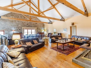 TV, fireplace - 8 Bed in Kirriemuir (oc-ca261) (Kirriemuir)