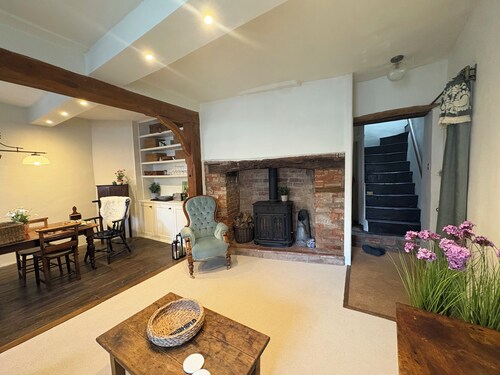 Character-filled townhouse in the heart of Ludlow. 2 reception rooms, garden.