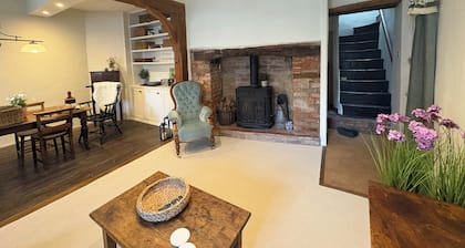 Character-filled townhouse in the heart of Ludlow. 2 reception rooms, garden.