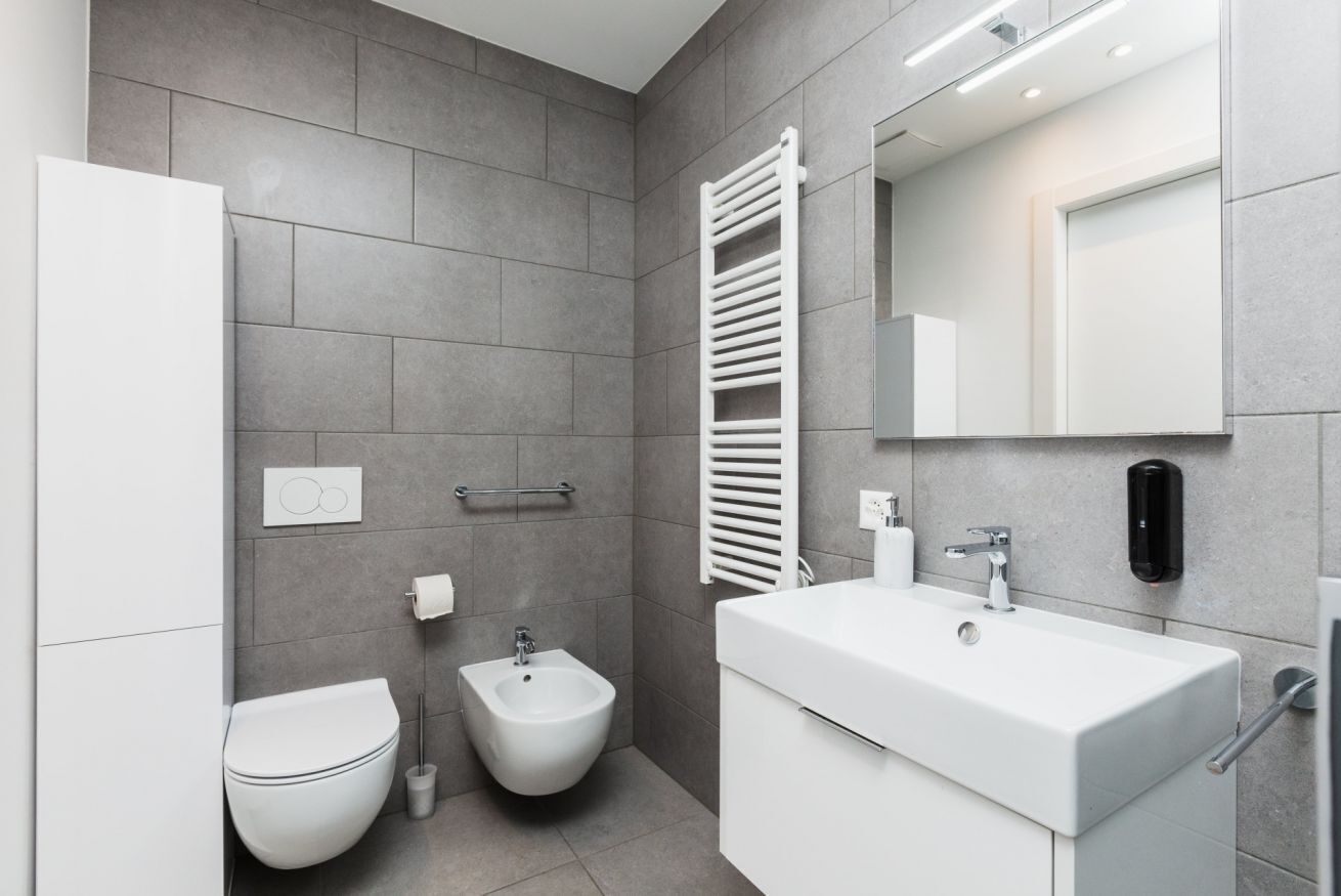 Shower, bidet, towels, shampoo