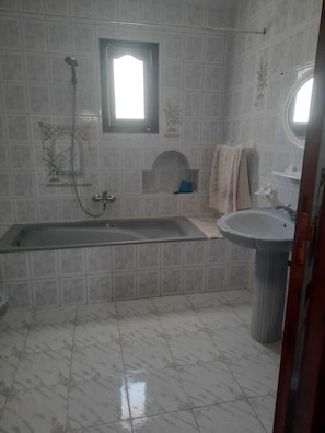 Towels, soap, toilet paper - Furnished House for Daily Rent (Bizerte)