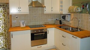 Micro-ondes, four, batterie de cuisine, vaisselle et ustensiles