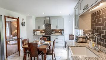 Oven, dishwasher, cookware/dishes/utensils