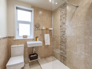 A bathroom with a toilet, sink, and shower. - 2 Bed in Dalmally (oc-ca379) (Dalmally)