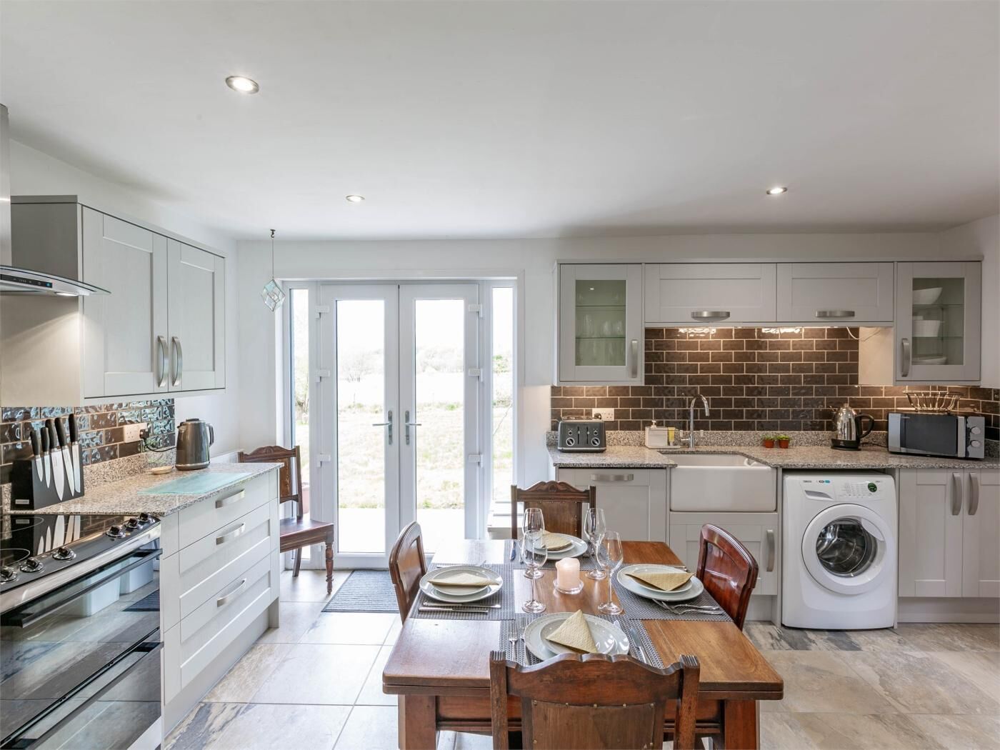 Oven, dishwasher, cookware/dishes/utensils