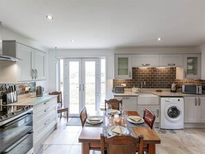 Oven, dishwasher, cookware/dishes/utensils - 2 Bed in Dalmally (oc-ca379) (Dalmally)