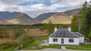 A house with a gravel driveway, a front porch, and a view of mountains. - 2 Bed in Dalmally (oc-ca379) (Dalmally)