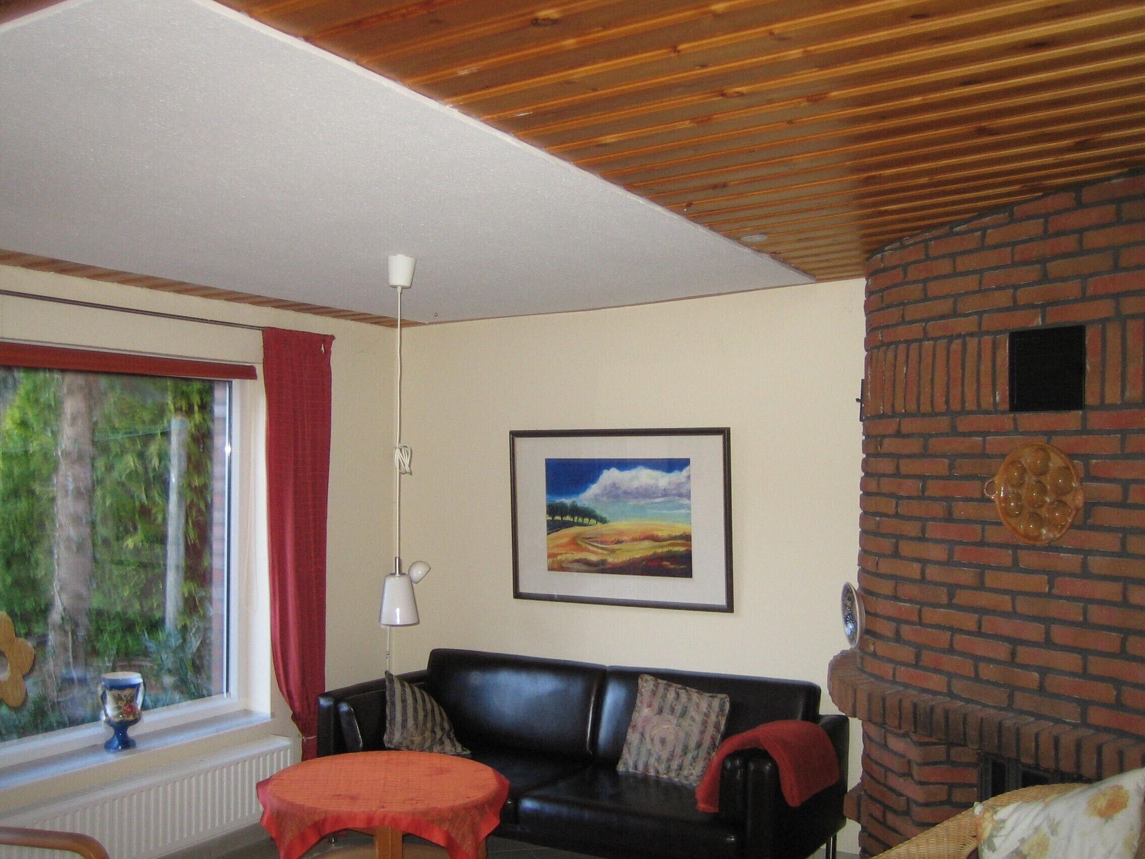 Een televisie en een open haard