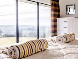 Cuna de viaje, wifi gratis y ropa de cama 