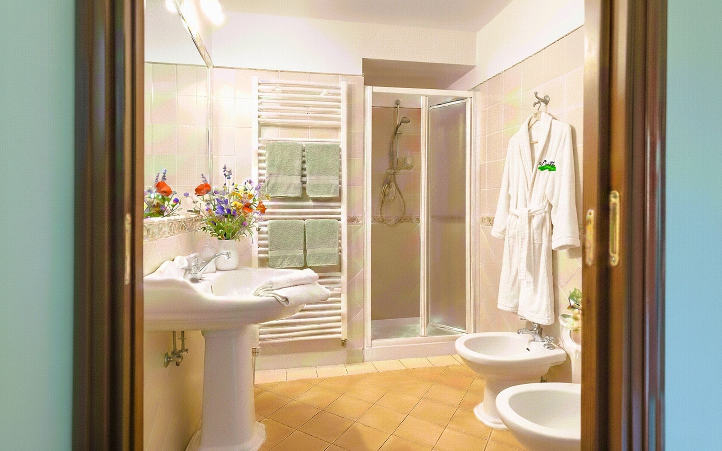 Douche, sèche-cheveux, serviettes fournies