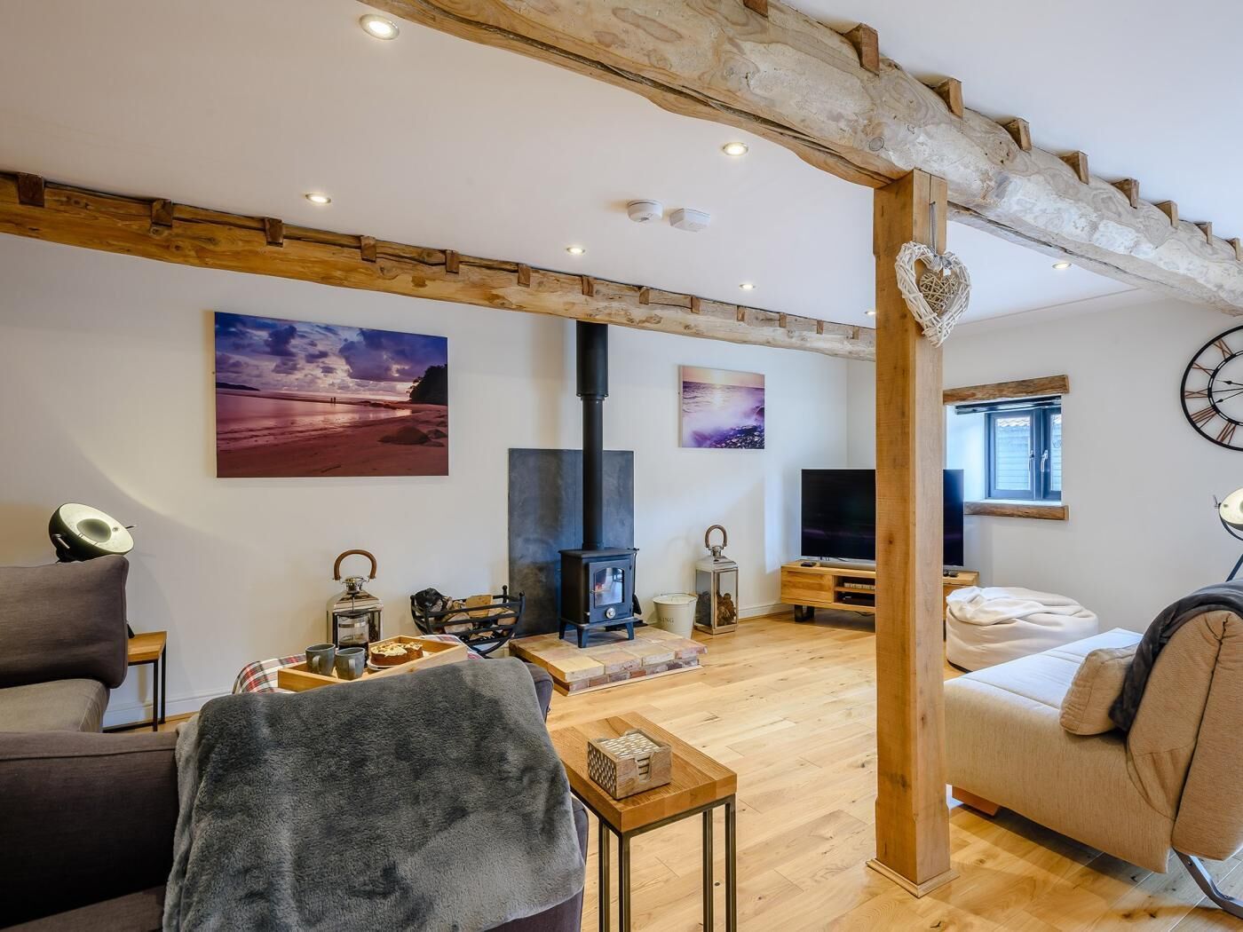 TV, fireplace