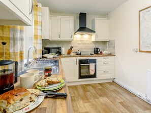 Oven, dishwasher, highchair, cookware/dishes/utensils - 2 Bed in Alford (oc-77637) (Rigsby)