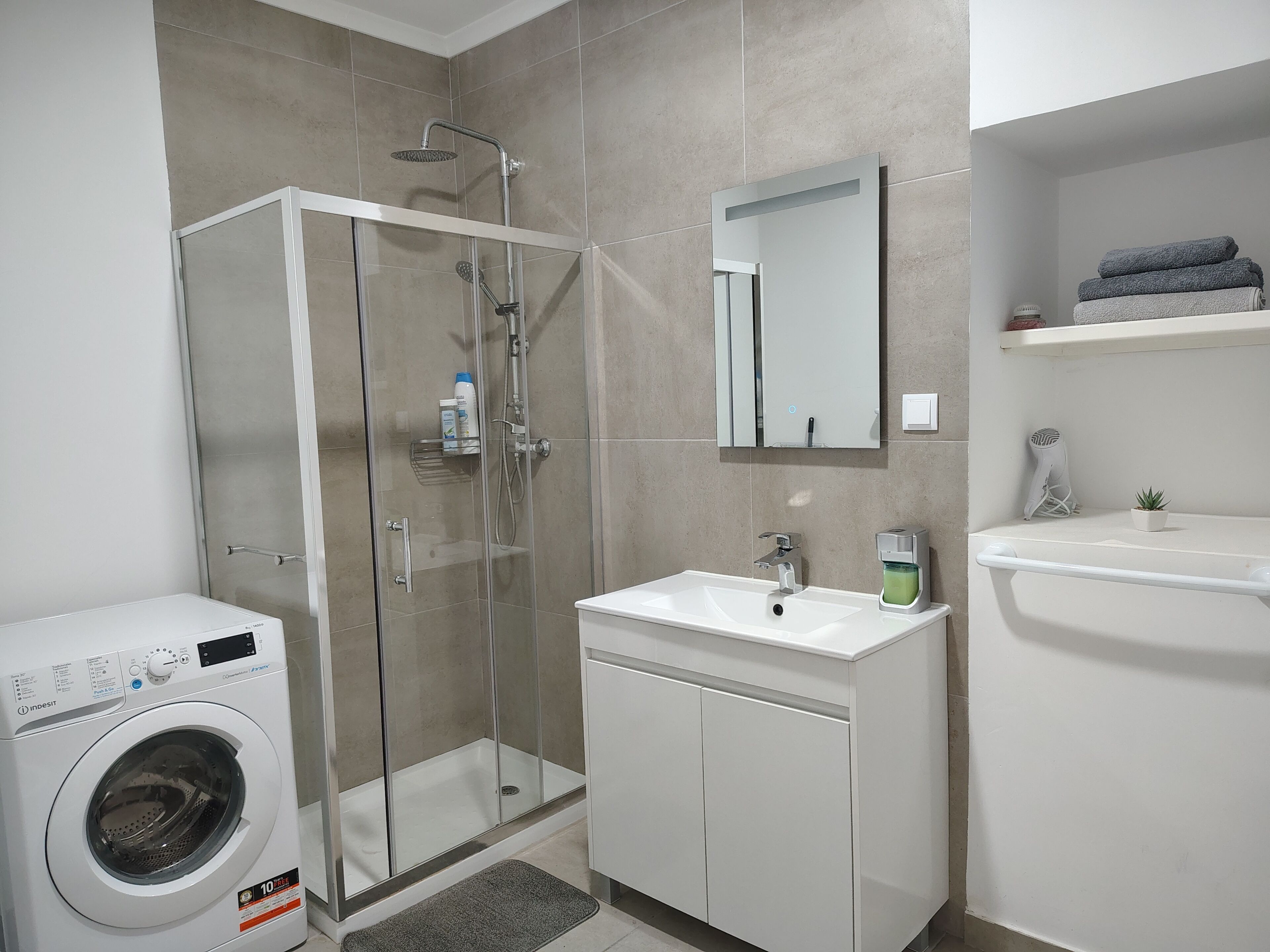 Shower, hair dryer, bidet, towels