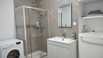 Shower, hair dryer, bidet, towels