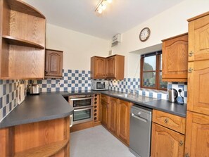 Oven, dishwasher, cookware/dishes/utensils - 2 Bed in Colwyn Bay (oc-77635) (Colwyn Bay)