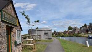 Um edifício de pedra com uma placa que diz 'Tiverton Canal'.