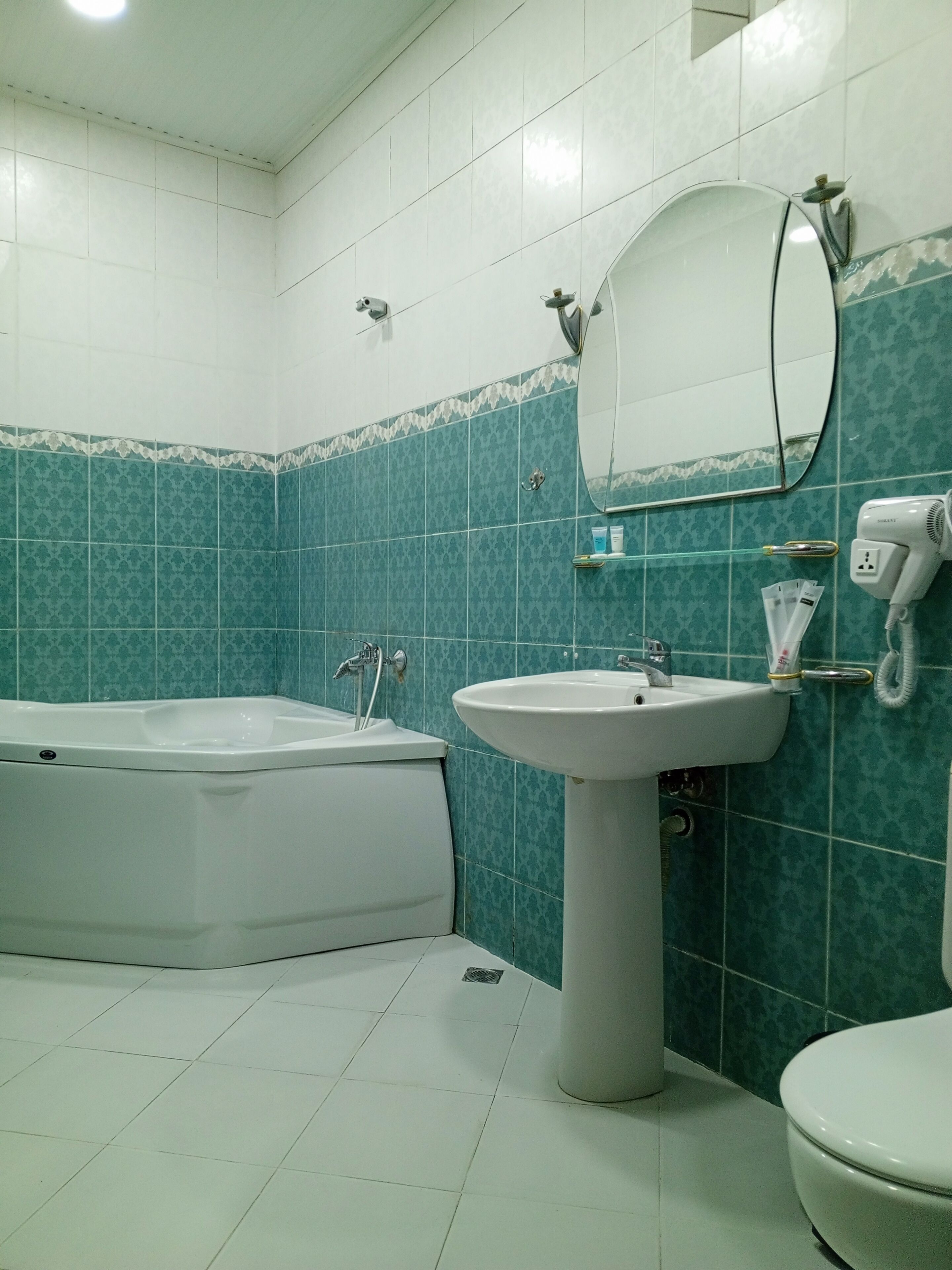 Une salle de bain avec une baignoire, un lavabo et des toilettes.