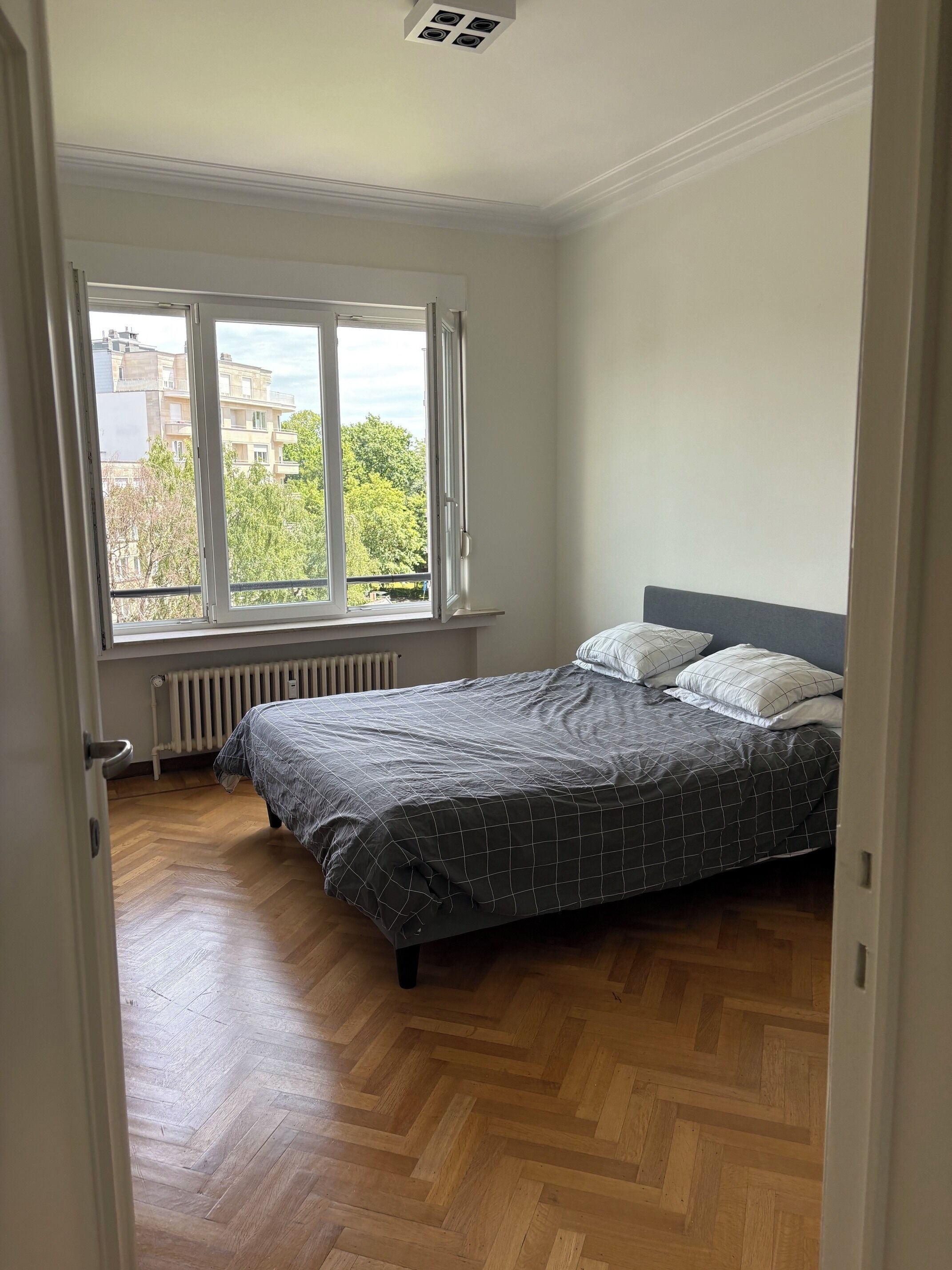 1 多间卧室、熨斗/熨衣板、床单