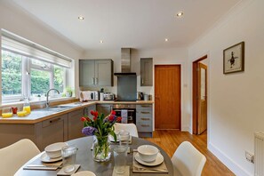 Oven, highchair, cookware/dishes/utensils - 2 Bed in Godshill (oc-78573) (Godshill)