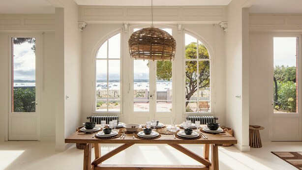 A dining table set for six with a view of the sea through large windows. - Villa Les Mouettes, Cap Ferret (Lège-Cap-Ferret)
